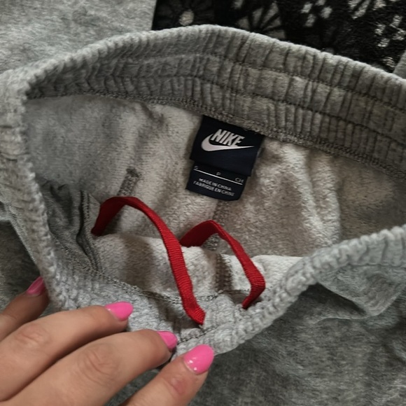 Nike Sweatpants - Picture 2 of 4